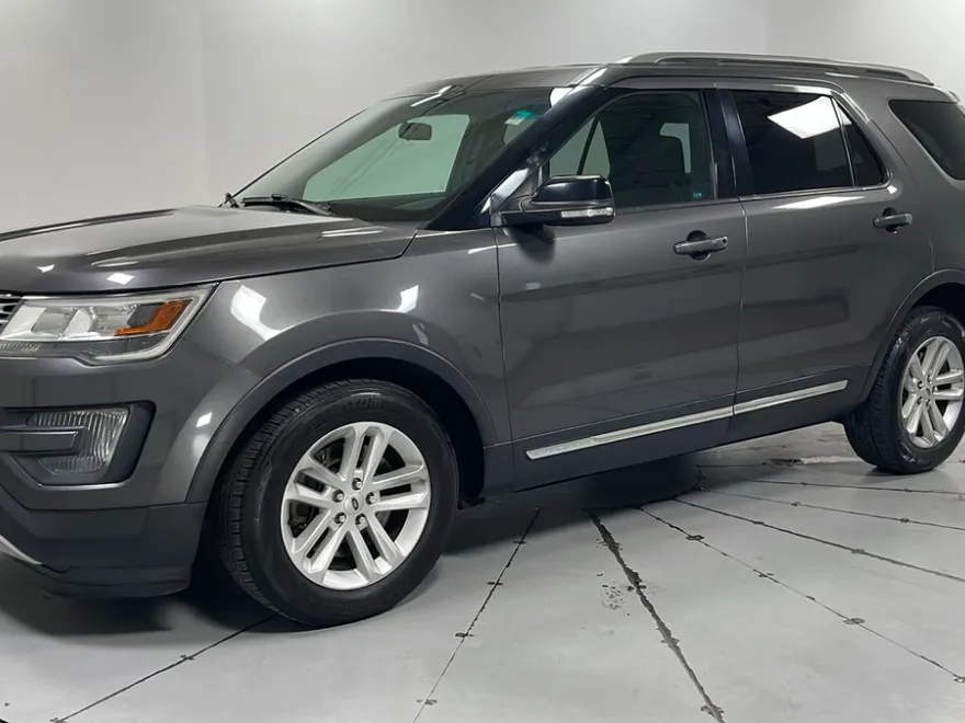 2016 Ford Explorer XLT photo 1