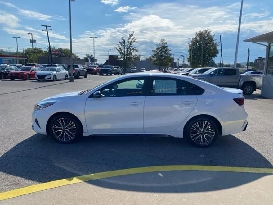 2023 Kia Forte GT-Line photo 1