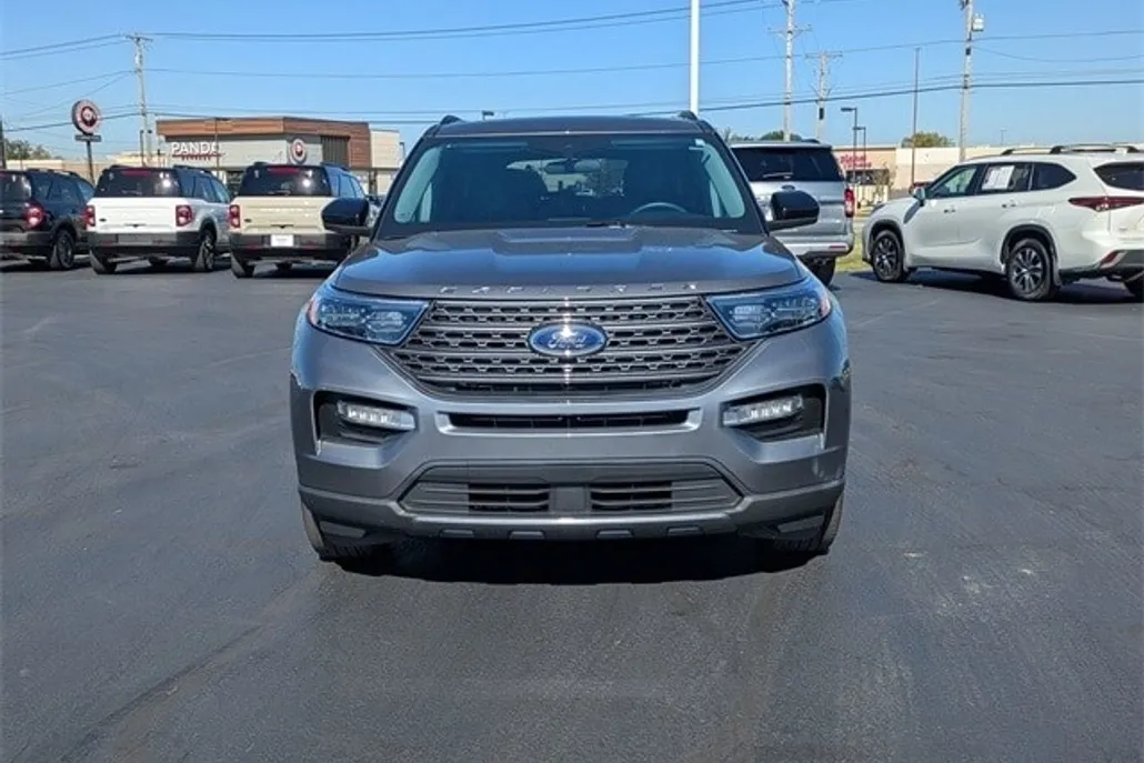 2023 Ford Explorer XLT photo 1