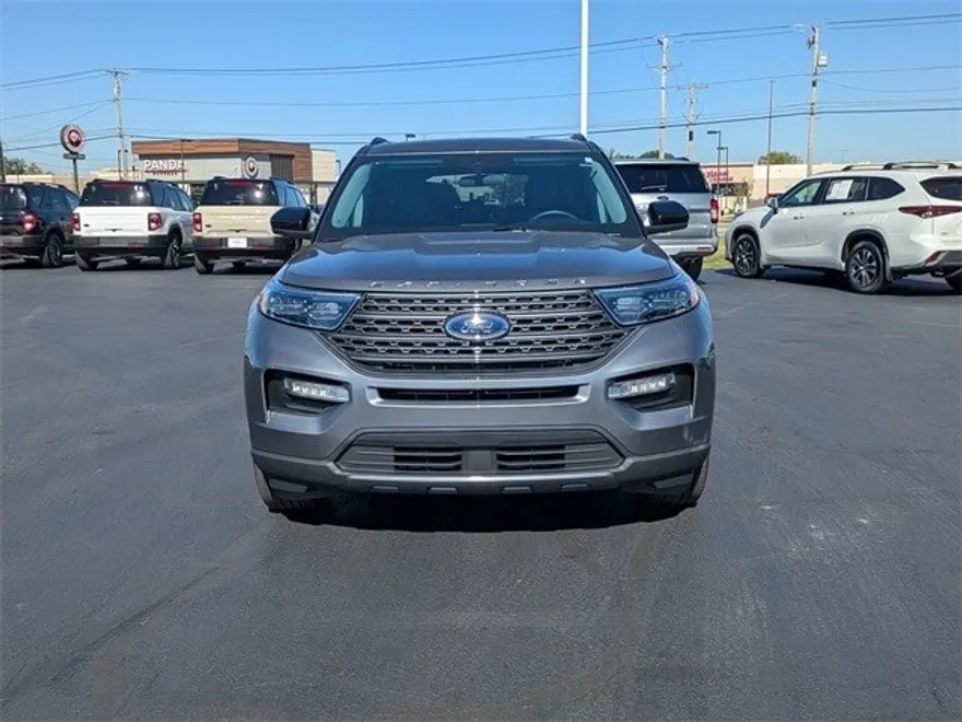 2023 Ford Explorer XLT photo 1