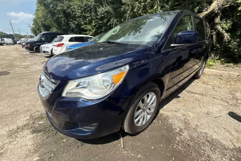 2014 Volkswagen Routan SE photo 1