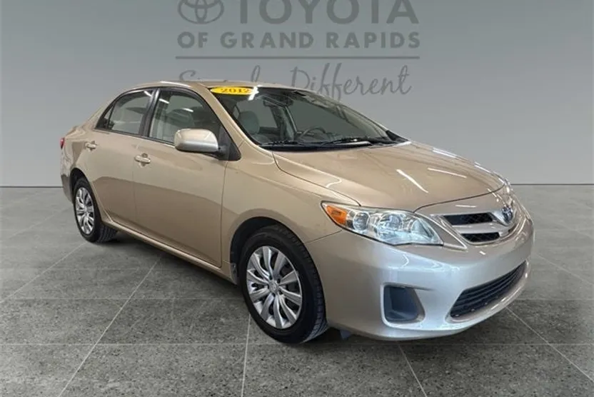 2012 Toyota Corolla LE photo 1