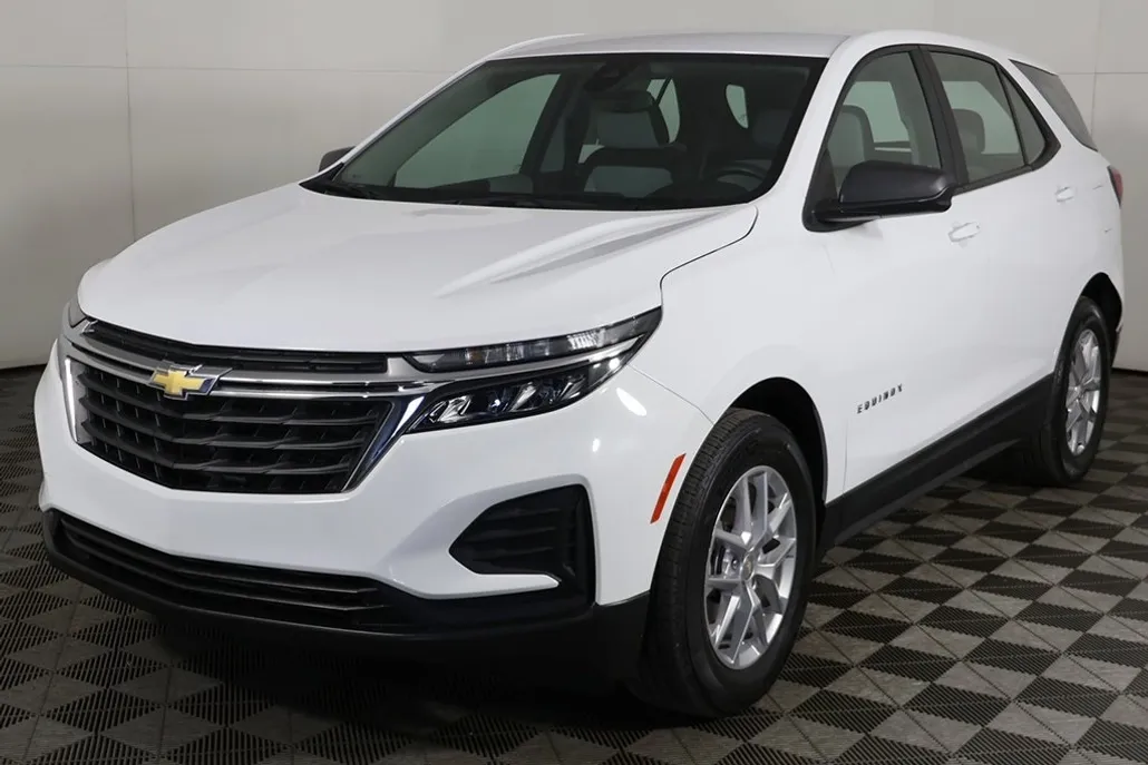 2023 Chevrolet Equinox LS photo 1