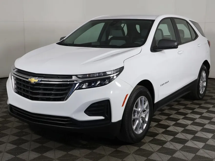 2023 Chevrolet Equinox LS photo 1