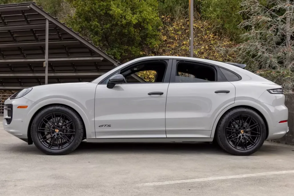 2025 Porsche Cayenne GTS Coupe photo 1