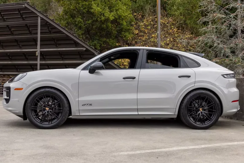 2025 Porsche Cayenne GTS Coupe photo 1