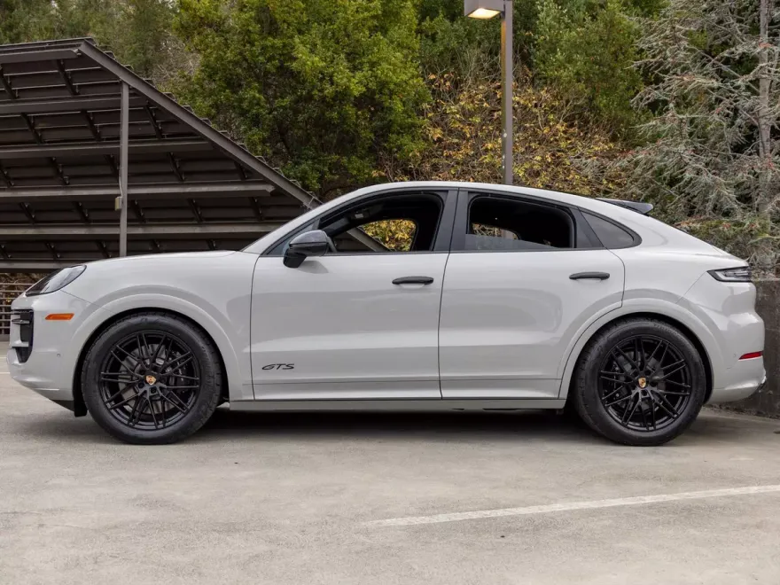 2025 Porsche Cayenne GTS Coupe photo 1