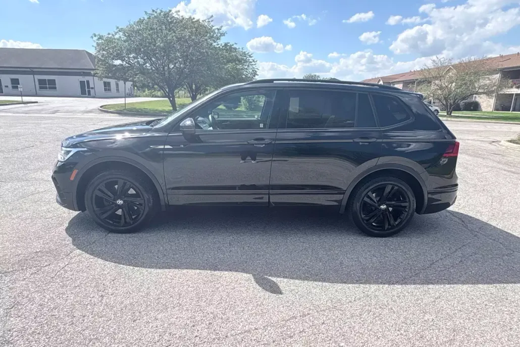 2023 Volkswagen Tiguan SE R-Line Black photo 1