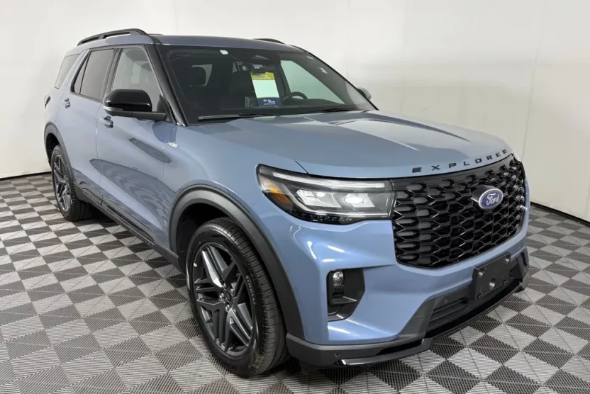 2025 Ford Explorer ST-Line photo 1