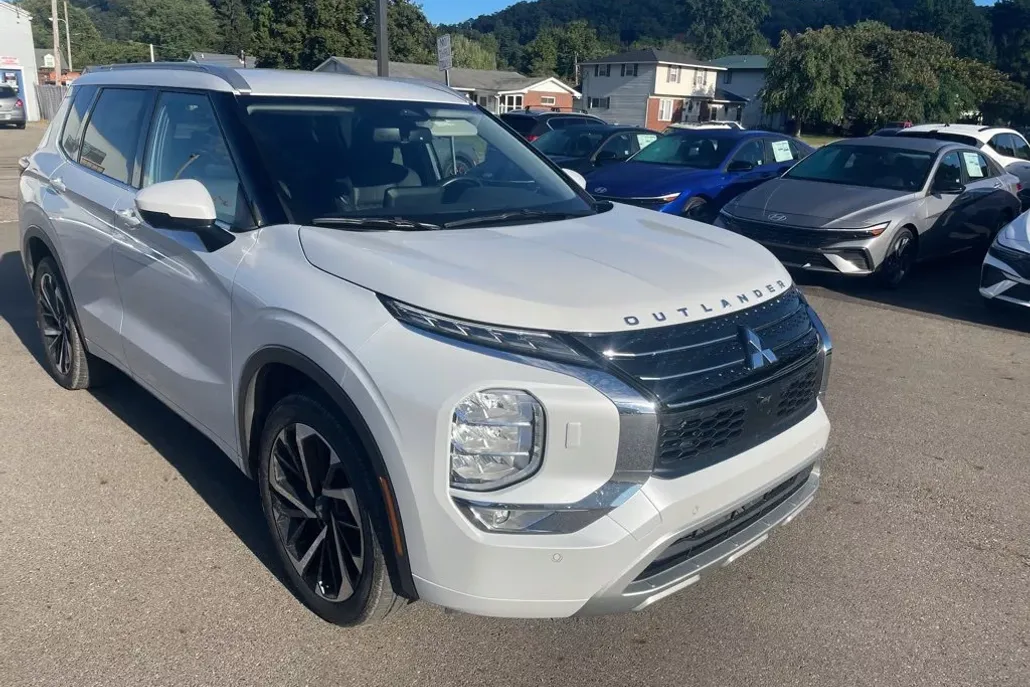 2023 Mitsubishi Outlander SEL S-AWC photo 1