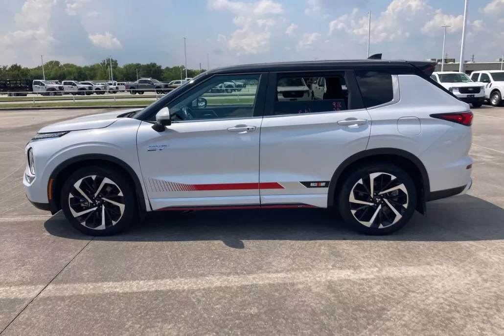 2024 Mitsubishi Outlander PHEV SE photo 1