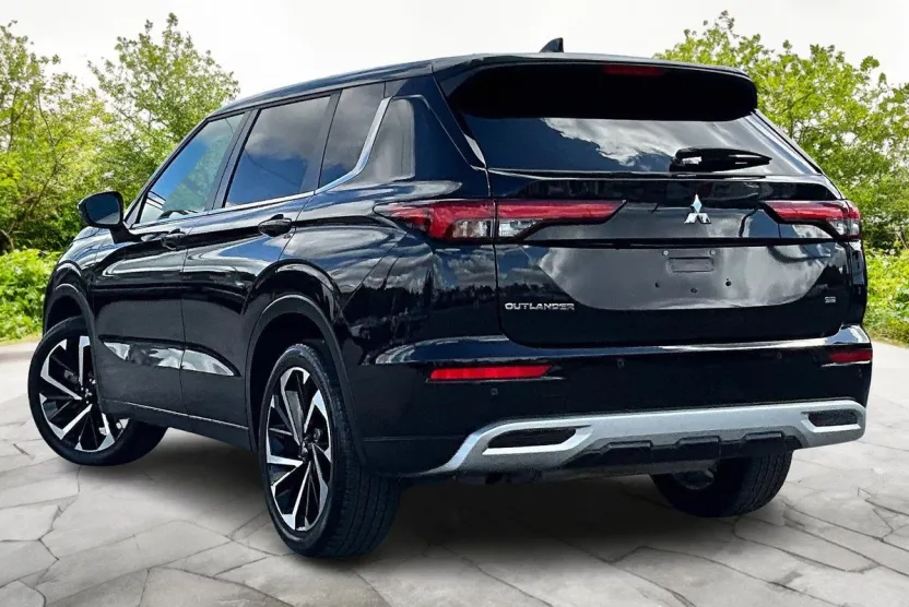 2024 Mitsubishi Outlander SE photo 1