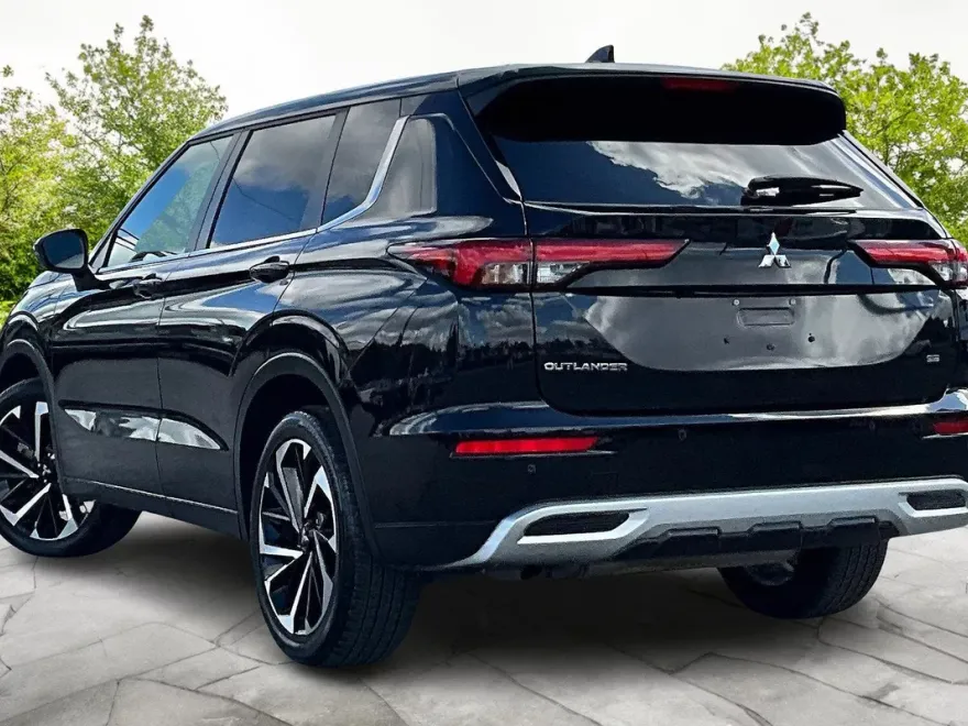 2024 Mitsubishi Outlander SE photo 1