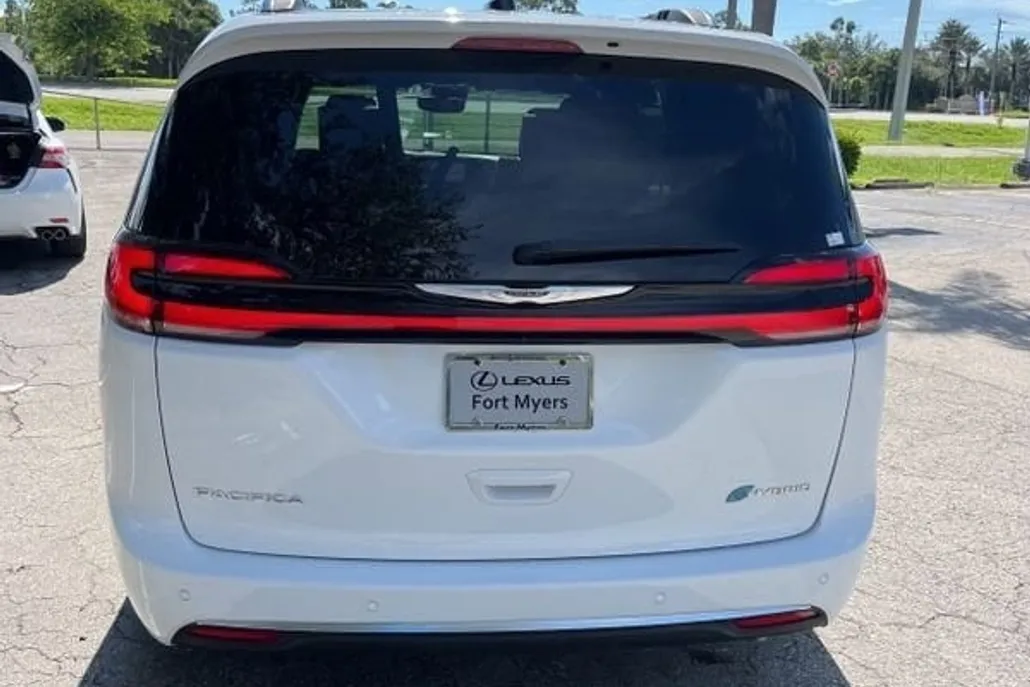 2024 Chrysler Pacifica Hybrid Pinnacle photo 1