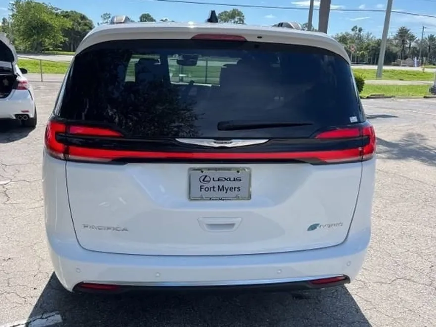 2024 Chrysler Pacifica Hybrid Pinnacle photo 1