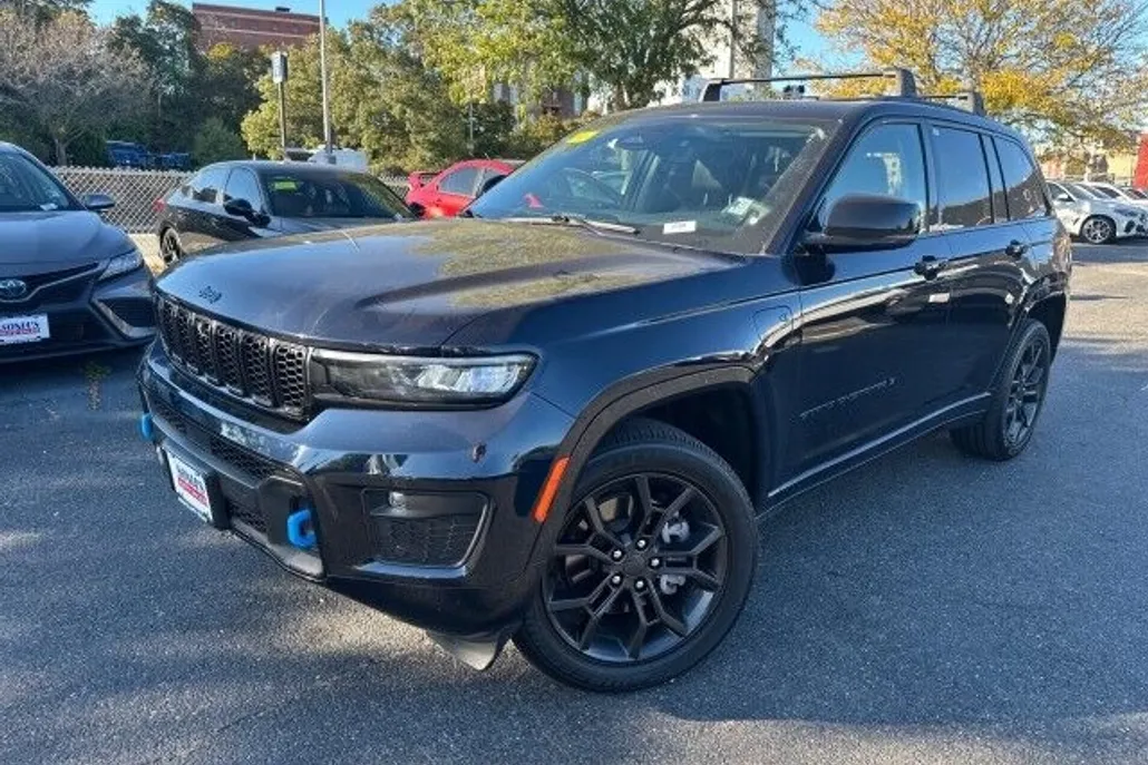 2023 Jeep Cherokee 80th Anniversary Edition photo 1