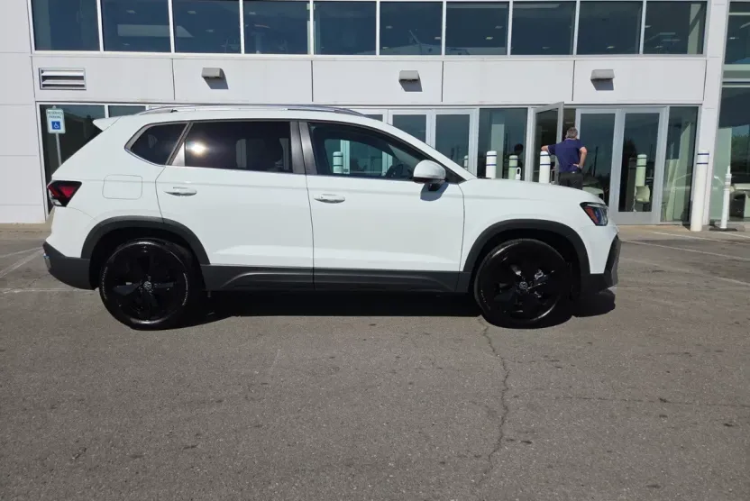 2025 Volkswagen Taos SE photo 1