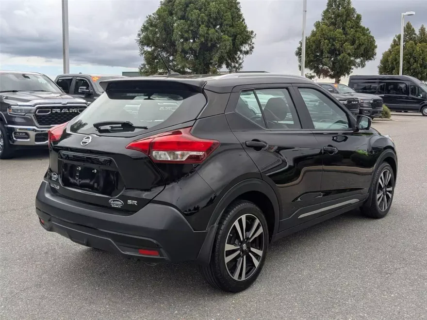 2019 Nissan Kicks SR photo 1