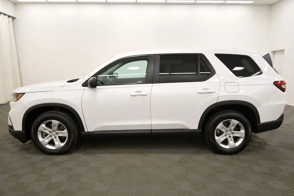 2023 Honda Pilot LX photo 1