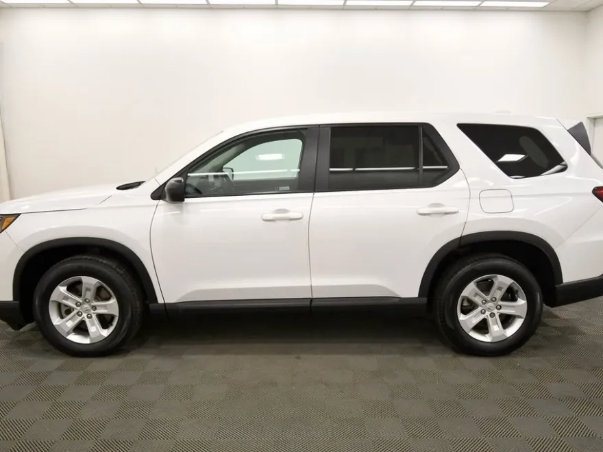 2023 Honda Pilot LX photo 1