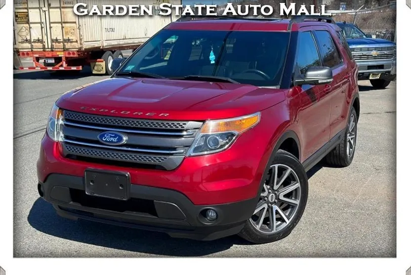 2015 Ford Explorer XLT photo 1
