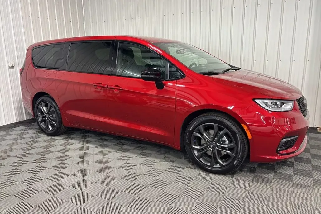 2026 Chrysler Pacifica photo 1
