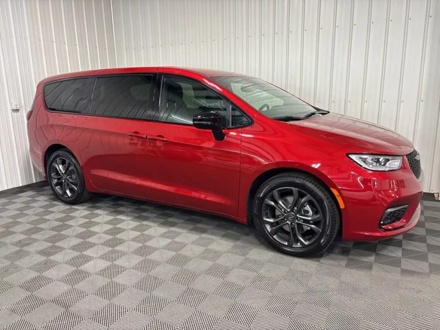 2026 Chrysler Pacifica photo 1