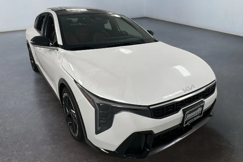 2025 Kia K4 GT-Line photo 1