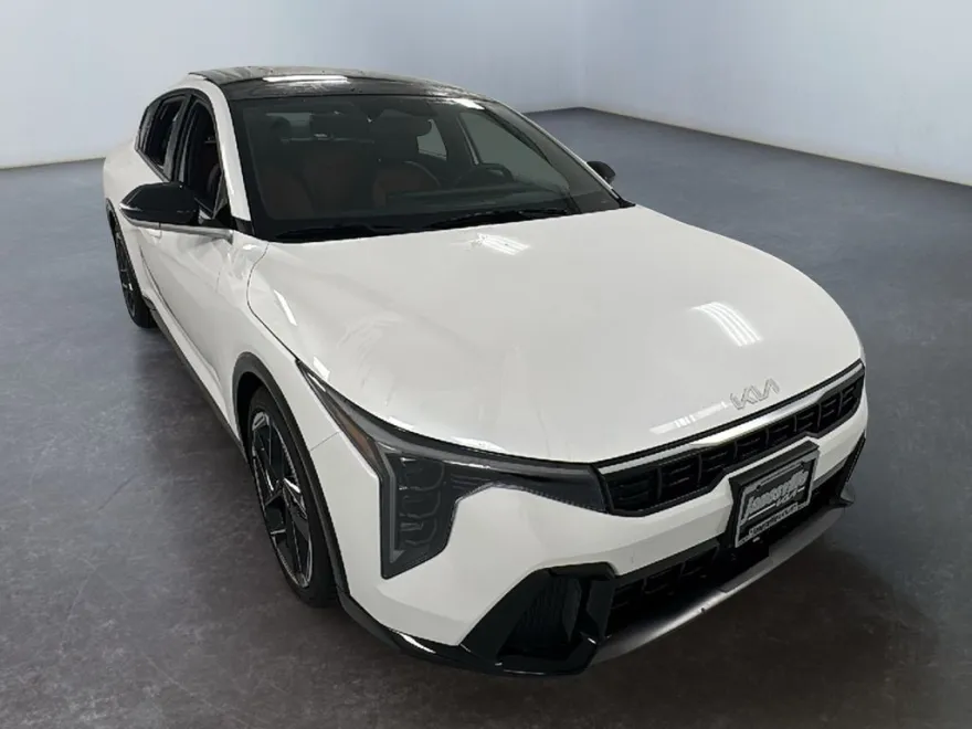 2025 Kia K4 GT-Line photo 1
