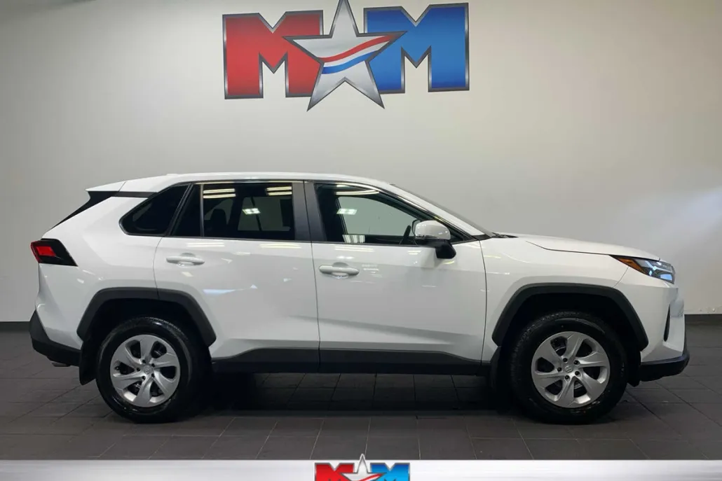 2023 Toyota RAV4 LE photo 1