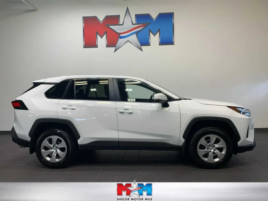 2023 Toyota RAV4 LE photo 1