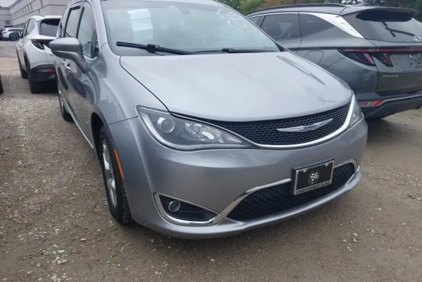 2019 Chrysler Pacifica Touring Plus photo 1