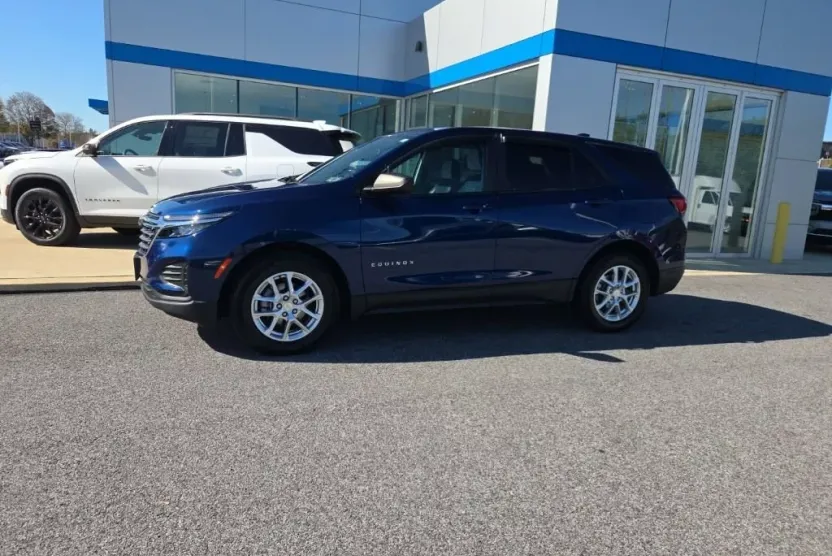 2022 Chevrolet Equinox LS photo 1