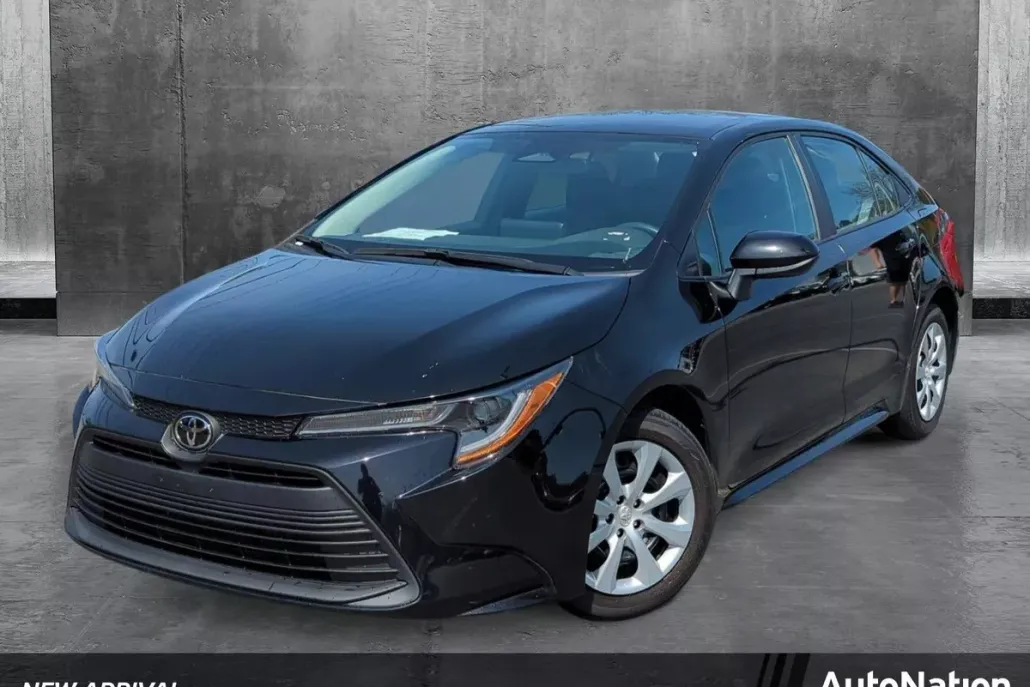 2023 Toyota Corolla LE photo 1