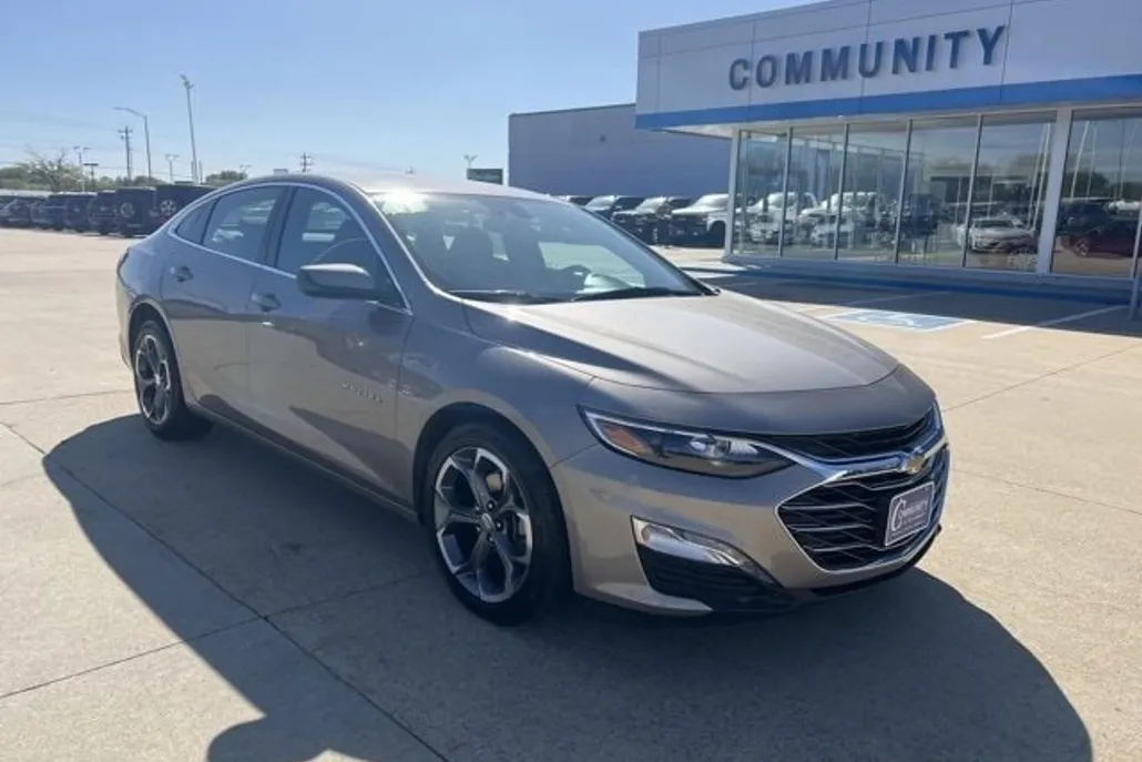 2023 Chevrolet Malibu photo 1