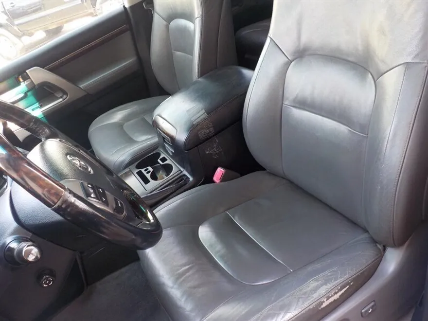 2010 Toyota Land Cruiser VX photo 1