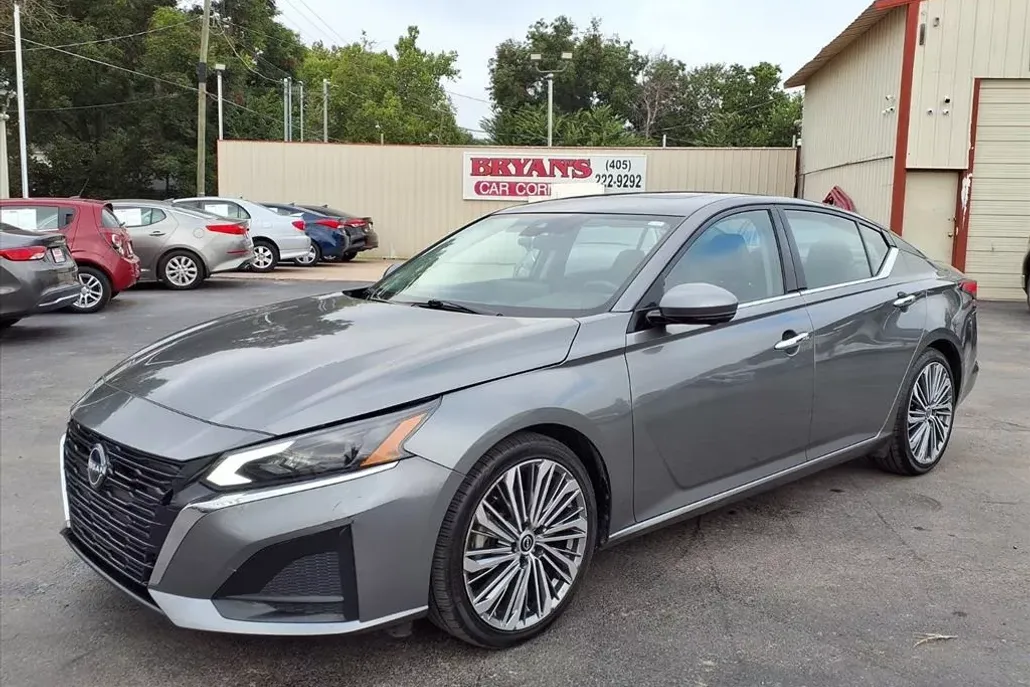 2023 Nissan Altima 2.5 SL photo 1
