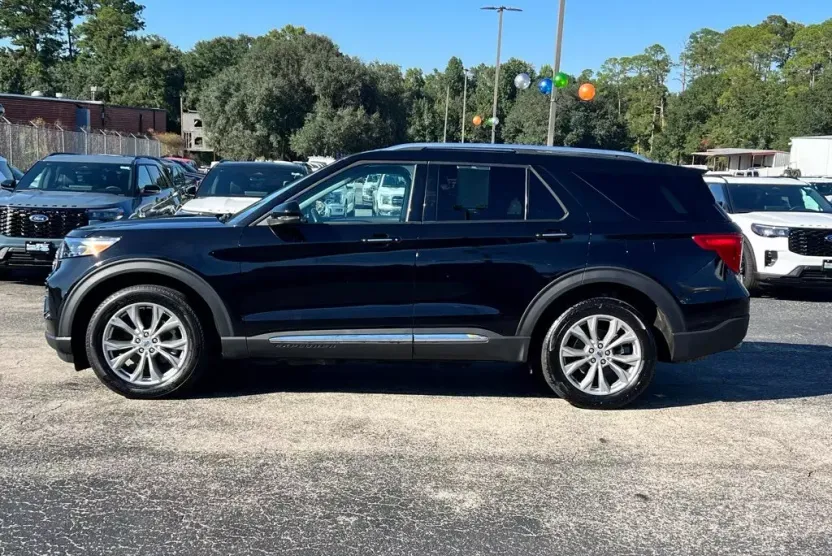 2023 Ford Explorer Limited photo 1