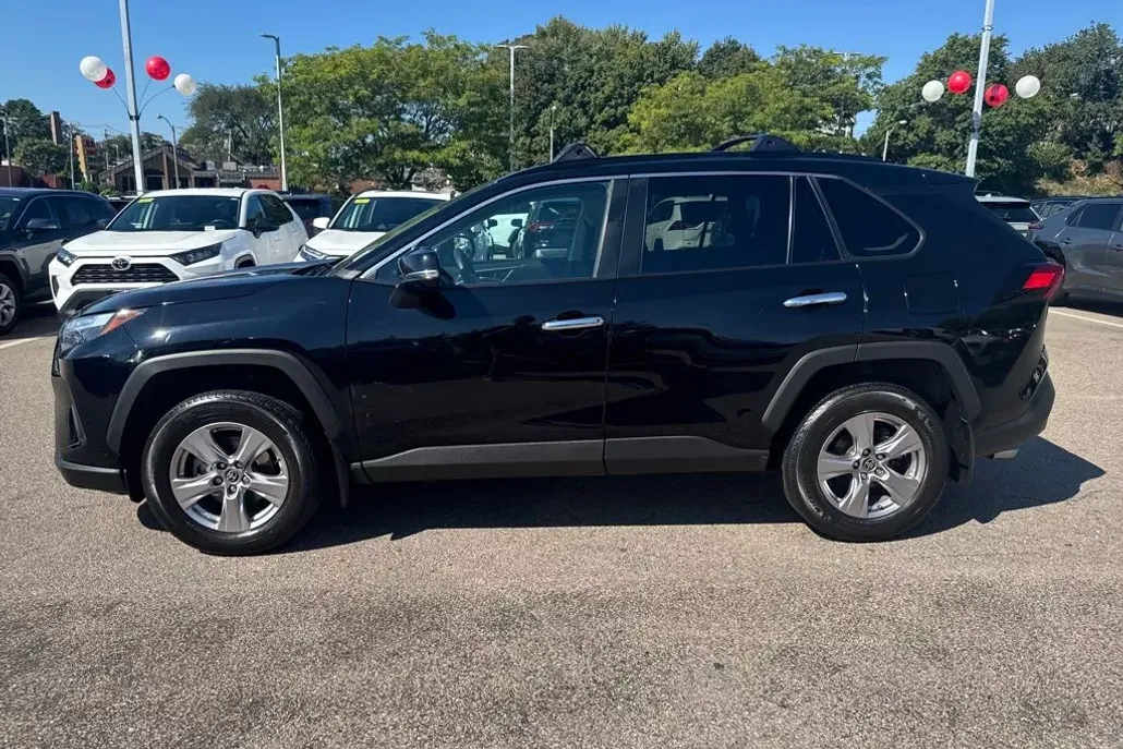 2023 Toyota RAV4 XLE photo 1