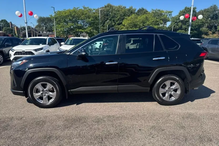 2023 Toyota RAV4 XLE photo 1
