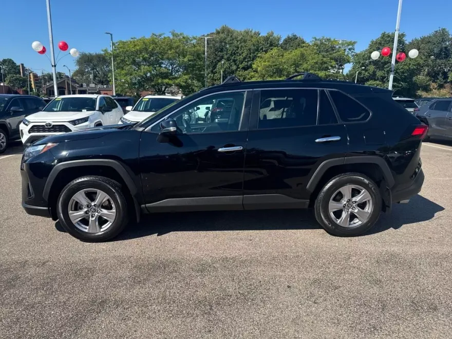 2023 Toyota RAV4 XLE photo 1