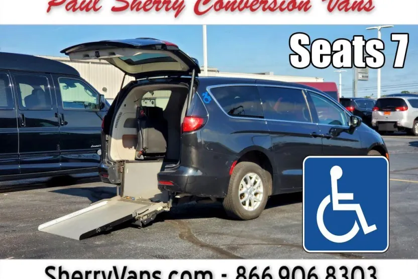 2023 Chrysler Voyager LX photo 1