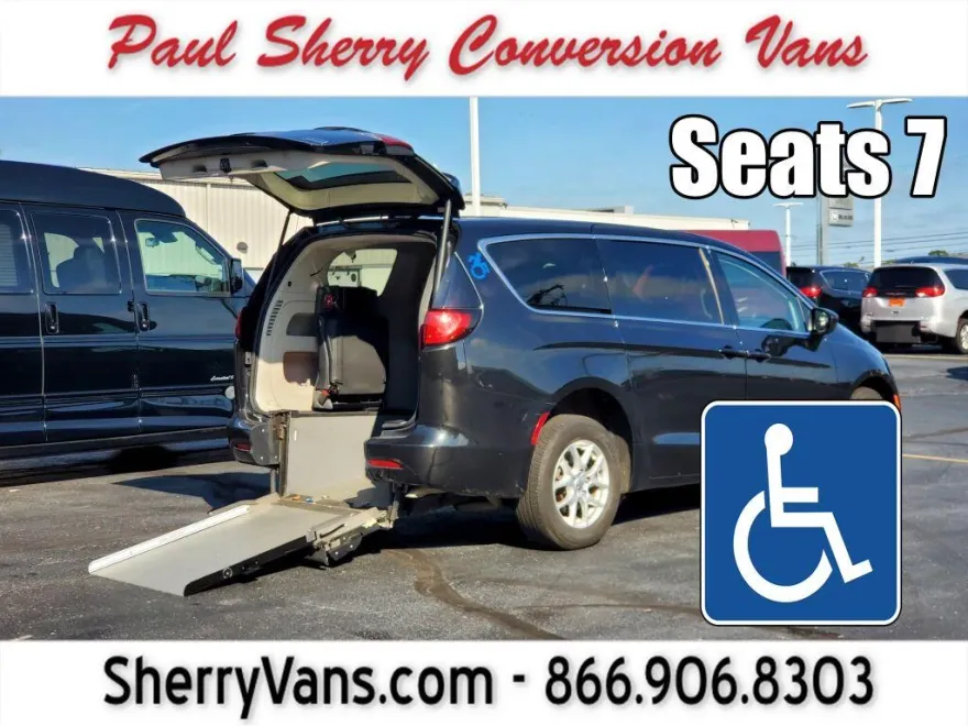 2023 Chrysler Voyager LX photo 1