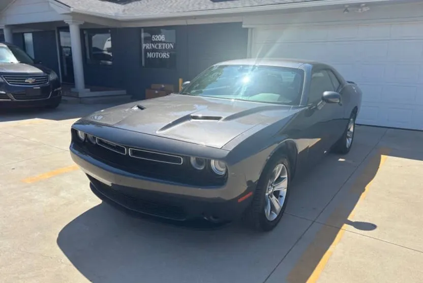 2021 Dodge Challenger SXT photo 1