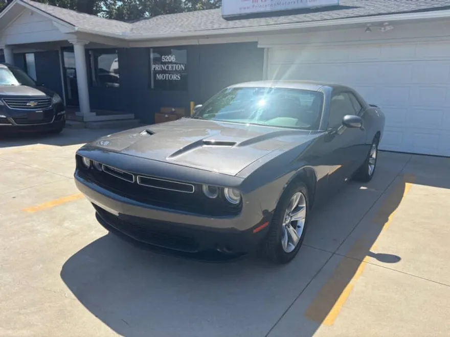 2021 Dodge Challenger SXT photo 1