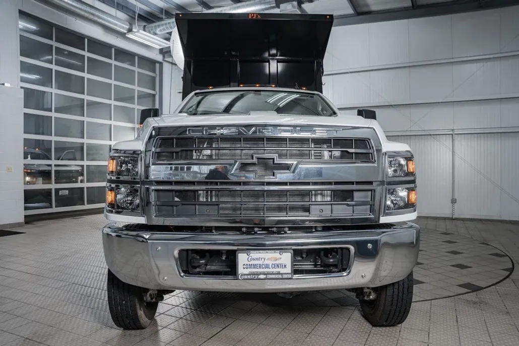 2024 Chevrolet Silverado 5500HD LT photo 1