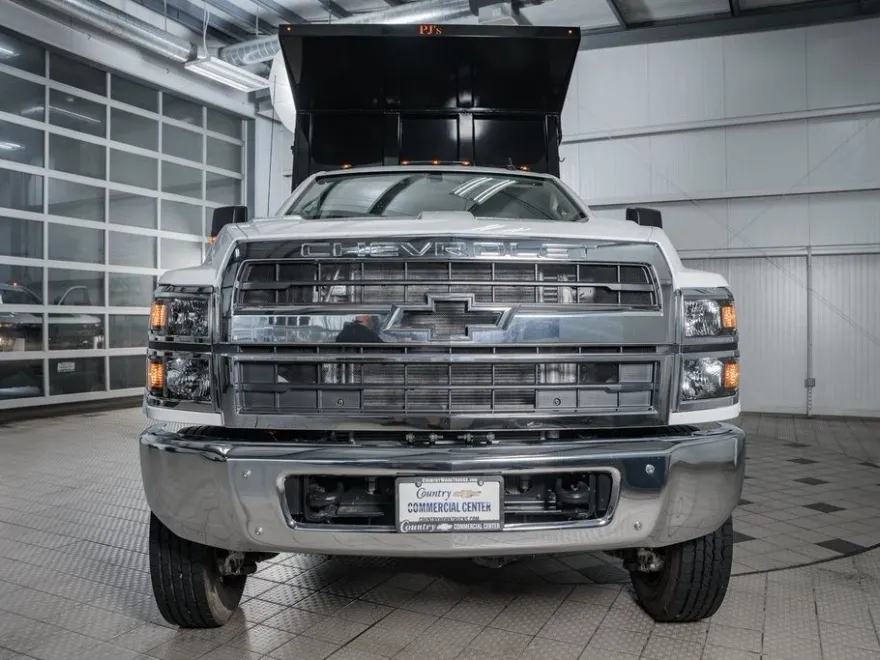 2024 Chevrolet Silverado 5500HD LT photo 1