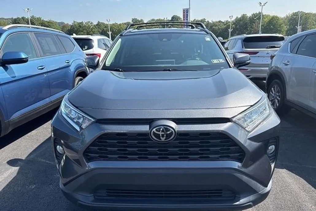 2021 Toyota RAV4 XLE photo 1