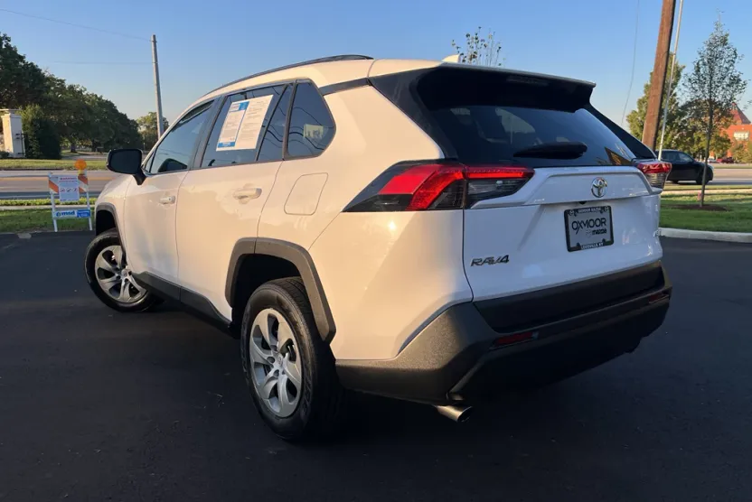 2020 Toyota RAV4 LE photo 1