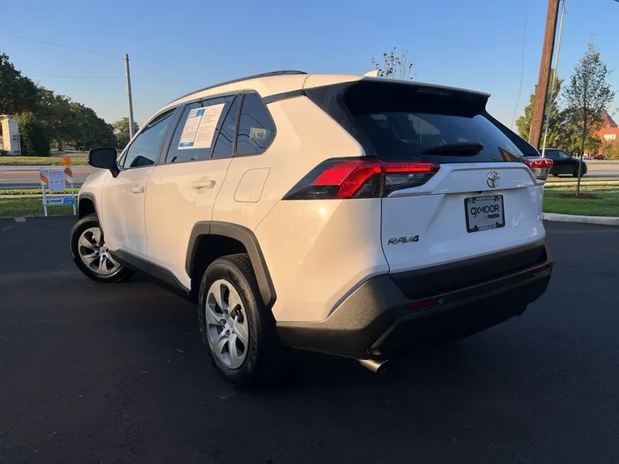 2020 Toyota RAV4 LE photo 1